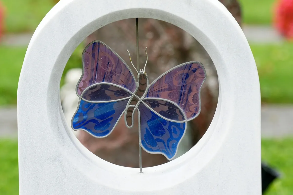 Crafting a Faux Stained-Glass Red Kite Suncatcher
